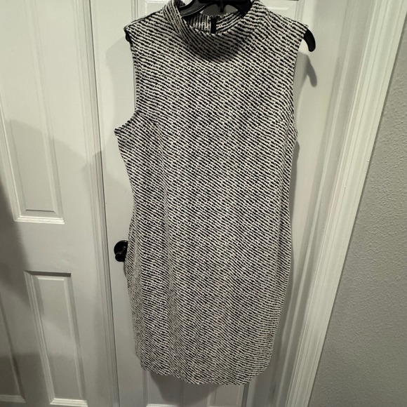 Sharagano Dresses & Skirts - Sharagano Sleeveless Textured Knit Sheath Dress – Size 14 – Monochrome‎ Pattern